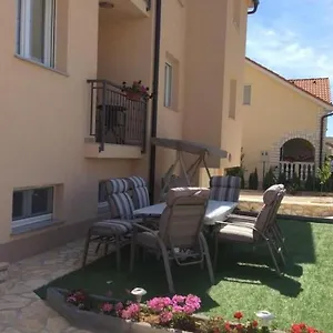 apartment-lipovica.hotelinzadar.com/